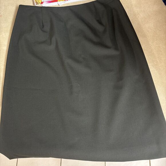 Leggiadro Dresses & Skirts - Leggiadro Green Size 4 Midi Skirt. Preowned. Excellent Quality
